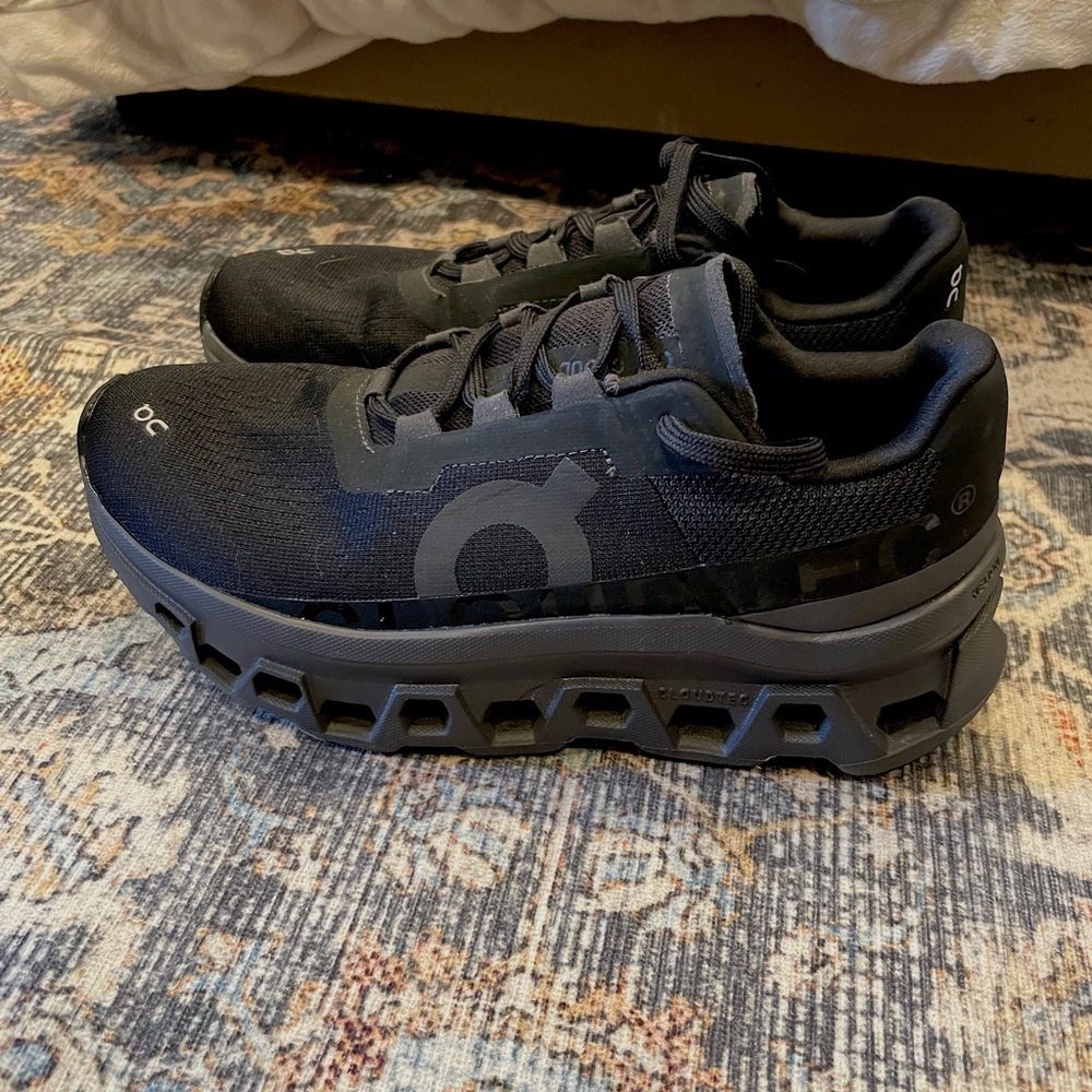 On Running Women’s Black Running Shoes - size 6
